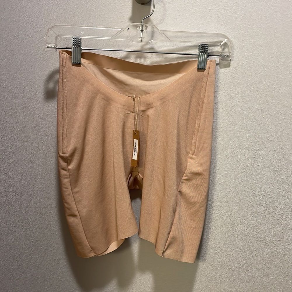 Nwt Skims woman’s sculpt nude shorts - Picture 3 of 14